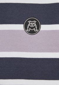 Randig tyg med marina, ljuslila och vita färger, med en cirkulär svart patch som visar en bulldog grafik i mitten.