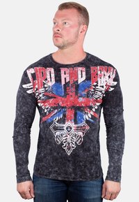 Schwarzes Langarm-T-Shirt mit Grafik, das ein beschädigtes Union Jack-Design mit roten und blauen Akzenten sowie kräftigem weißen Text zeigt.