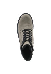 Bottine en suede grise avec lacets noirs et semelle en caoutchouc. Bout rond et doublure intérieure douce, avec une finition lisse et des coutures minimales.