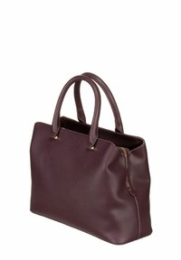 Sac fourre-tout en cuir violet avec une finition texturée, deux poignées supérieures et une fermeture éclair latérale. Comprend des accents de quincaillerie dorée.