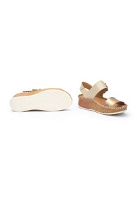 Sandali platform marroni e dorati con un'ampia fascia alla caviglia, design open toe, elemento in juta intrecciata e suola bianca testurizzata.
