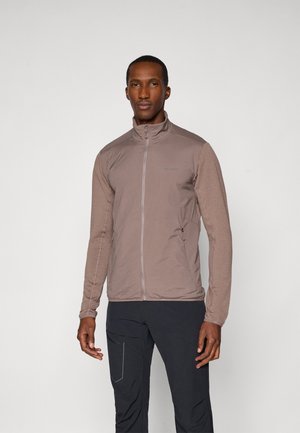 Leichte, braune Jacke mit hohem Kragen, texturierten Stoffärmeln und Reißverschlusstaschen, die für Komfort und Beweglichkeit ausgelegt ist.