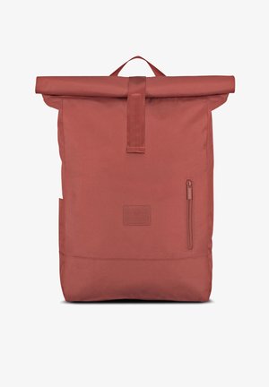 Rolltop-rugzak in roestkleur met voorvak met rits en bovenhandgreep, gemaakt van duurzaam stof.