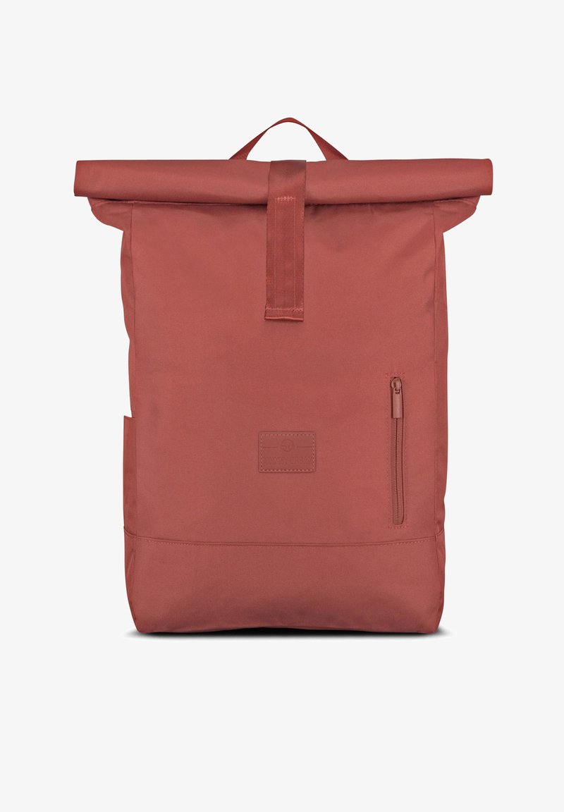 Sac à dos à rabat roll-top couleur rouille avec poche zippée à l’avant et poignée supérieure, fabriqué en tissu résistant.
