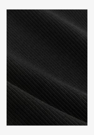 Czarna tkanina żebrowana o miękkiej teksturze i pionowych równoległych liniami. Tkanina wykazuje delikatny połysk w niektórych miejscach.