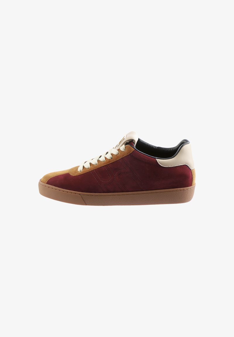 Lage sneaker met kastanjebruine en bruine suede panelen, beige accenten, witte veters en een bruine rubberen zool, weergegeven in zijprofiel.