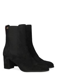 Botines de ante negro con punta cuadrada, paneles laterales elásticos y un tacón bajo modesto. Presenta un acento metálico decorativo en el tacón.