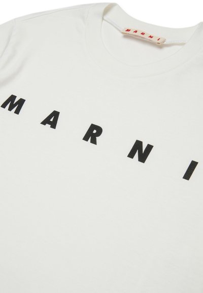 Wit katoenen T-shirt met gedurfde zwarte blokletters die "MARNI" spellen. Ronde halslijn en zachte textuur, met een zichtbaar label aan de binnenkant.