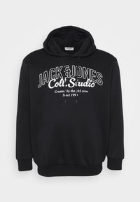 Schwarzer Kapuzenpullover mit einem Zugband und gerippten Bündchen. Auf der Vorderseite befindet sich ein zentriertes weißes Textlogo "JACK & JONES Coll. Studio".