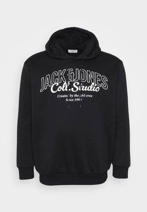Crna dukserica s kapuljačom i rebrastim manžetama. Ima bijeli tekstualni logo "JACK & JONES Coll. Studio" centriran sprijeda.