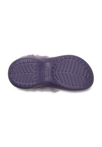 Paarse Crocs met een getextureerde rubberen zool, die diep ingegraveerde patronen heeft voor grip. De pluizige bovenkant voegt zachtheid toe, ontworpen voor comfort.