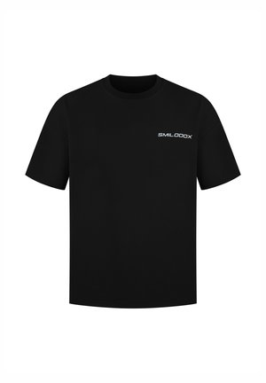 Camiseta negra de manga corta con cuello redondo y logotipo de texto blanco "SMILODOX" en el pecho izquierdo.