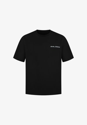 Schwarzes T-Shirt mit kurzen Ärmeln und Rundhalsausschnitt mit weißem "SMILODOX" Schriftzug auf der linken Brust.