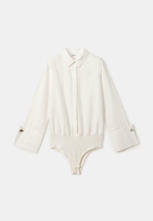 Bodysuit blanco de manga larga con cuello, ajuste estructurado, cierre de botones en la parte delantera y detalles en los puños, elaborado en una tela suave.