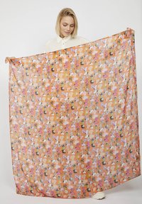 Leichte, durchsichtige Schärpe in Orange mit einem verspielten Muster von Comicfiguren, darunter Eiscremes und Tiere, mit lebhaften Akzenten in Pink und Braun.