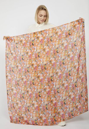 Écharpe légère et transparente de couleur orange avec un motif ludique de personnages de bande dessinée, comprenant des glaces et des animaux, dotée d'accents vibrants en rose et marron.