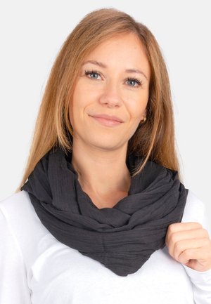 Schwarzer Infinity-Schal aus strukturiertem Stoff, locker als Schlaufe um den Hals drapiert, mit leicht zerknittertem Aussehen.