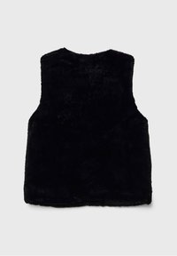 Zwarte faux fur-vest, mouwloos ontwerp, zachte textuur, ronde hals, geen sluitingen, contrasterende voering zichtbaar aan de randen.