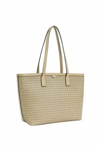 Borsa a spalla intrecciata beige con un motivo testurizzato, dotata di due lunghe cinghie e un bordo di un colore solido. Forma rettangolare, design aperto in cima.