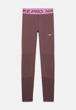 Colanți Nike Pro maro, lungime completă, cu talie roz care afișează textul „NIKE PRO” și un logo alb Nike swoosh pe coapsă.