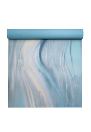 Svjetlomodra in bela marmorna joga blazina, zvita na enem koncu, vidna ravna površina.