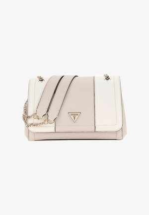 Sac à main structuré gris clair et blanc avec bandoulière chaîne, matériau synthétique texturé et ferrures dorées. Comprend un détail de logo en relief.