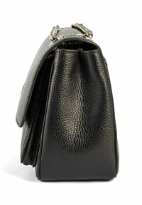 Czarna skórzana torebka o teksturowanej powierzchni, prostokątnym kształcie, z klapką i łańcuszkowym paskiem. Widok z boku podkreśla głębokość i wykonanie.