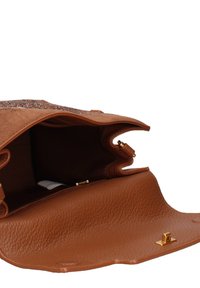 Borsa in suede marrone con un interno testurizzato, hardware dorato e un design aperto che mette in mostra i compartimenti interni e una base in pelle liscia.