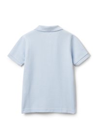 Světle modré polo tričko s krátkým rukávem vyrobené z texturované bavlny. Má klasický límeček a ohnuté manžety, s rovním lemem a bez viditelných vzorů.