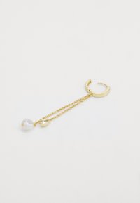 Boucle d'oreille en or avec une chaîne suspendue. Présente une perle blanche et un accent en forme de goutte d'or. Texture lisse, design moderne.