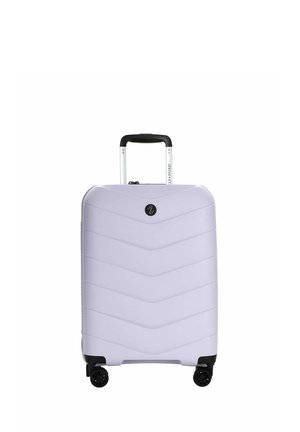 Valise rigide compacte de couleur violet clair avec quatre roues noires pivotantes et une poignée télescopique déployée.
