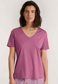 Korte mouwen T-shirt met v-hals, gemaakt van zachte, lichte stof in een effen mauve kleur, met een relaxte pasvorm.