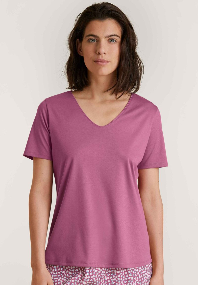 Korte mouwen T-shirt met v-hals, gemaakt van zachte, lichte stof in een effen mauve kleur, met een relaxte pasvorm.