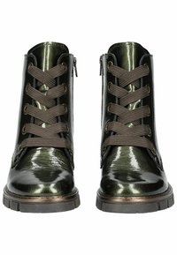 Botines de charol verdes con un acabado brillante, que cuentan con cordones marrones, ojales metálicos y una suela de goma negra texturizada.