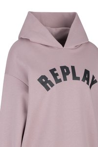 Licht mauve capuchontrui met zwarte "REPLAY" tekst gebogen over de borst, weergegeven op een plain witte achtergrond.