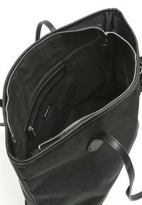 Borsa in tessuto nera con chiusura a zip, dotata di una tasca interna e finiture in pelle liscia. Foderata con tessuto nero uniforme.
