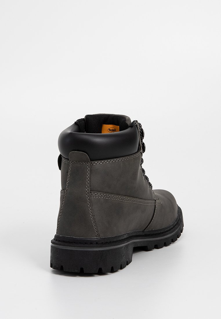 Szare skórzane botki za kostkę z czarną podszewką, okrągłym noskiem, sznurowanym designem i teksturowaną gumową podeszwą. Zawierają kontrastujące detale w szwie.