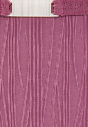 Nahaufnahme von rosa strukturiertem Stoff mit vertikalen Stichmustern und einem teilweise sichtbaren, weiß-rosa genähten Etikett oben.