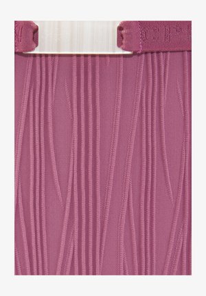 Nahaufnahme von rosa strukturiertem Stoff mit vertikalen Stichmustern und einem teilweise sichtbaren, weiß-rosa genähten Etikett oben.