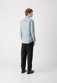 Tommy Jeans SLIM STRETCH OXFORD SHIRT - Ing - deep seawater