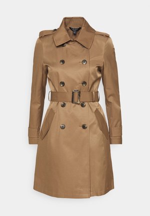 Dunne double-breasted trenchcoat met ceintuur, brede kraag, schouderepauletten en klepzakken, getoond op een effen achtergrond.