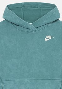 Zöld pamut kapucnis pulóver nagy elülső zsebbel, kenguru stílusban, és húzózsinórral ellátott kapucnival. A mellkason fehér Nike logó található.