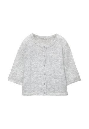 Cardigan tricoté gris clair avec un col rond, des boutons sur le devant, des manches ¾ et une finition douce et texturée.
