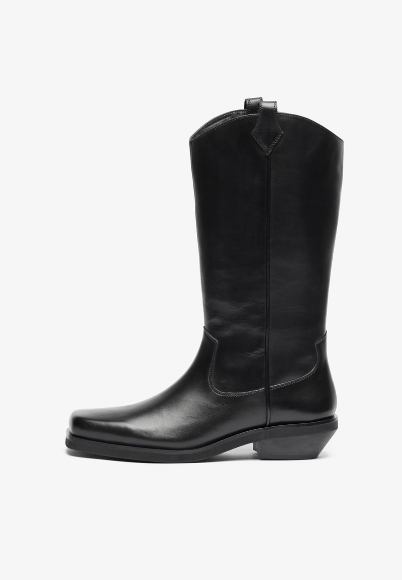 Bota de cowboy de cuero negra hasta media pantorrilla con punta afilada, tacón inclinado, lengüeta en la parte superior y costuras decorativas mínimas.