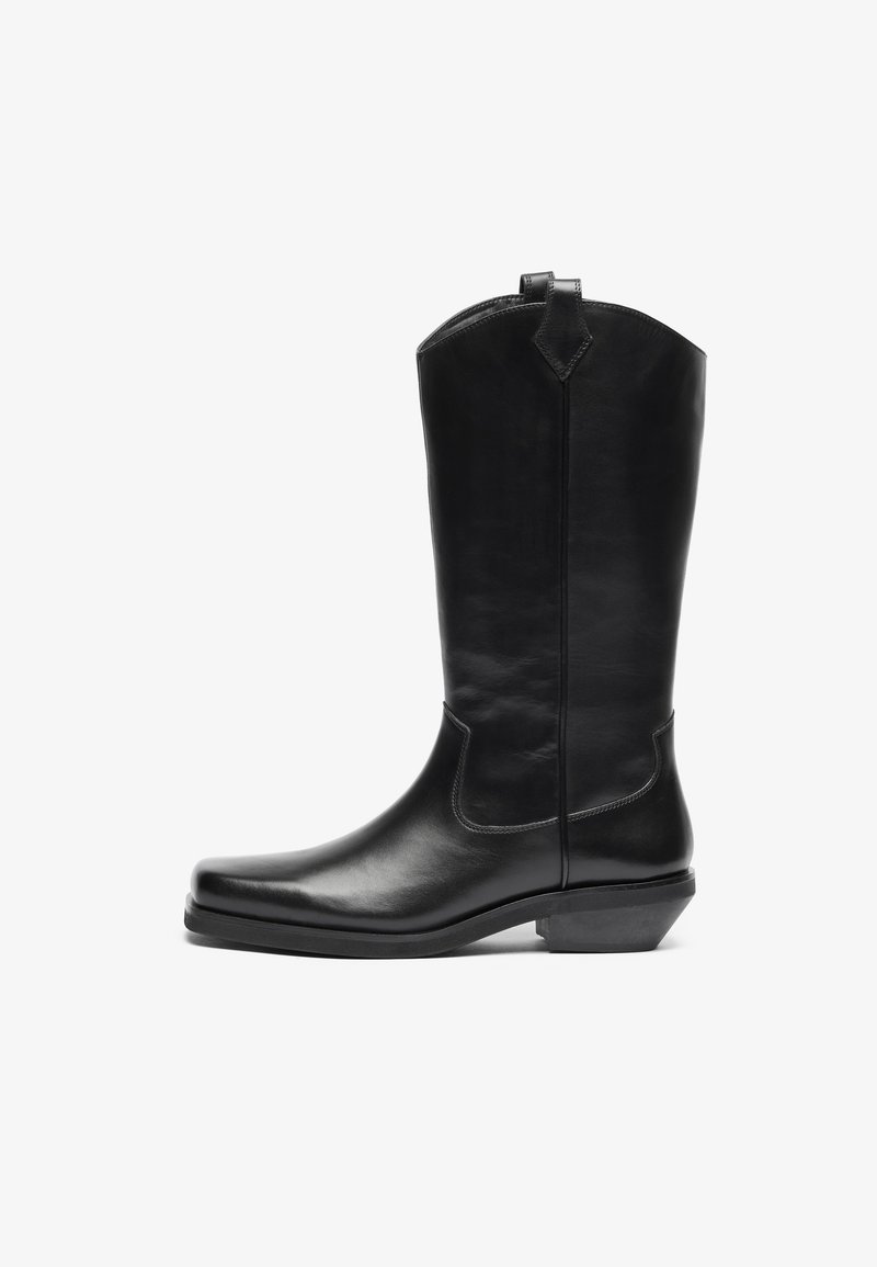 Musta nahkne cowboy saabas keskmise sääre kõrgusega, terava veebiga, nurga all kanna, ülemisel serval tõmbeaas ja minimaalsed dekoratiivsed õmblused.