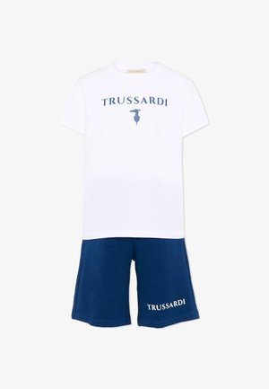 Biała koszulka z krótkim rękawem z niebieskim napisem i logo "Trussardi", zestawiona z niebieskimi szortami z białym napisem "Trussardi" na lewej nodze.