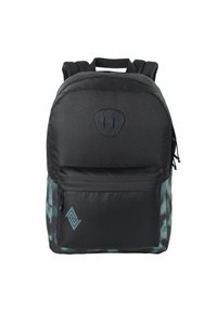 Mochila de tela negra con textura suave, bolsillo frontal con cremallera y patrón de teñido anudado en verde azulado en los lados, con un logotipo en verde azulado.