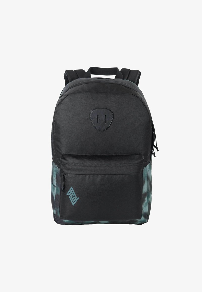 Mochila de tela negra con textura suave, bolsillo frontal con cremallera y patrón de teñido anudado en verde azulado en los lados, con un logotipo en verde azulado.