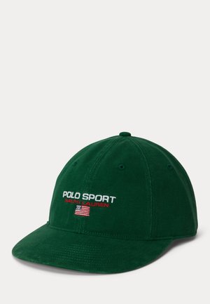 Tmavě zelená baseballová čepice s "Polo Sport Ralph Lauren" a malou americkou vlajkou vyšitou na předním panelu.