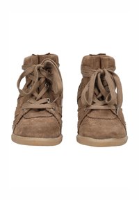 Hnědé semišové kotníkové tenisky se šněrováním, kulatou špičkou, zesíleným šitím a gumovou podrážkou s texturovaným vzorem pro lepší přilnavost.